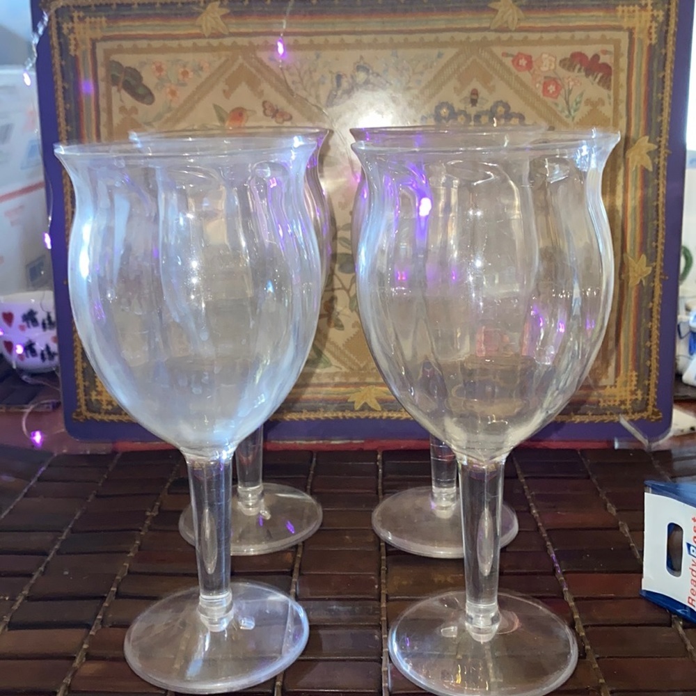 Set of 4 plastic wine glasses perfect for camping or picnic